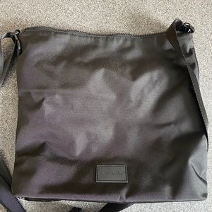 VERRA BRADLEY BLACK CROSSBODY